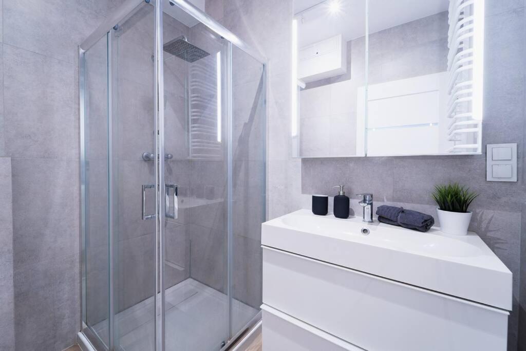 City Center - 3 Rooms - New Building - Private Parking Place - Garage Breslau Exterior foto